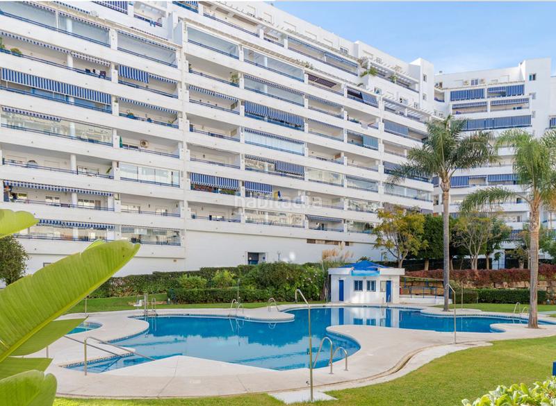 Foto 40c463ee-8b31-4281-b225-9fb9e910636e. Pis amb xemeneia aparcament piscina a Playa Bajadilla - Puertos Marbella