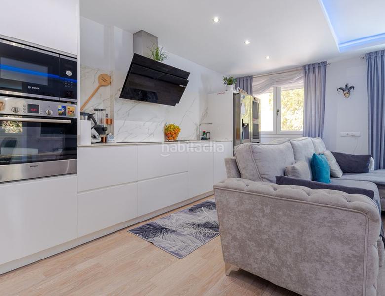 Foto baa141d4-0fd5-4e69-ab58-48b339084b3c. Pis amb xemeneia aparcament piscina a Playa Bajadilla - Puertos Marbella