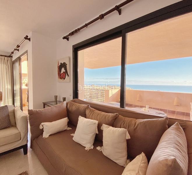 Foto 46ef7ce6-b8ae-4923-b61e-a5d01761c83f. Piso bright and sunny duplex penthouse with the best views of Calahonda en Mijas