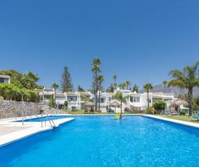 Piso en Las Brisas. Frontline golf apartment in azahara 1 by aloha golf