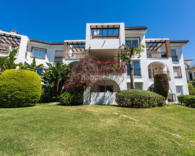 Foto 37f2a9b0-c985-481b-9d54-75b01ee5e281. Pis amb xemeneia aparcament piscina a El Velerín Estepona