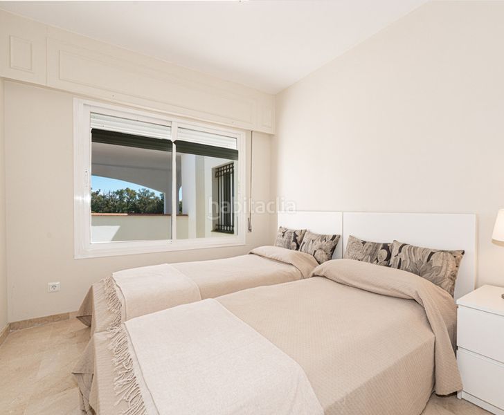 Foto 39a98ebf-cd84-4162-b86c-c2bbd2e10ce2. Pis amb xemeneia aparcament piscina a El Velerín Estepona