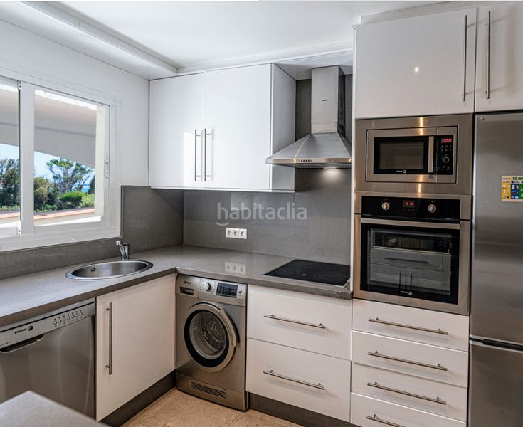 Foto 48936472-fc40-455c-b2ce-b83bb698779d. Pis amb xemeneia aparcament piscina a El Velerín Estepona