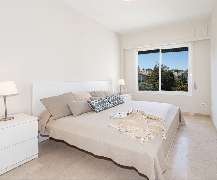 Foto 5f20c7d3-14dd-4ba8-93b3-201f6260fc67. Pis amb xemeneia aparcament piscina a El Velerín Estepona