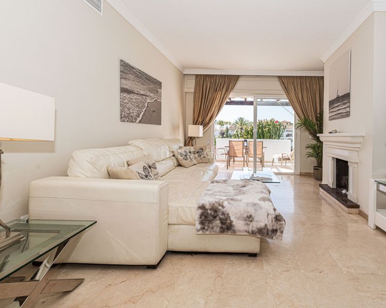 Foto aef52ad9-be53-4273-805e-08ba8ebac690. Pis amb xemeneia aparcament piscina a El Velerín Estepona