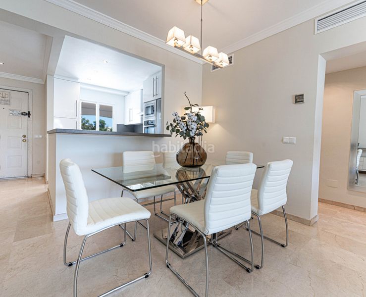 Foto b55aca1f-d0dc-4273-86d0-cf22c9803e55. Pis amb xemeneia aparcament piscina a El Velerín Estepona