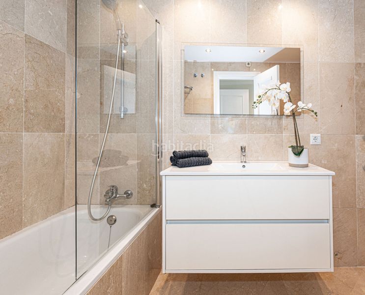 Foto c4d73704-400a-4047-9dcf-12d8e0d7ac28. Pis amb xemeneia aparcament piscina a El Velerín Estepona