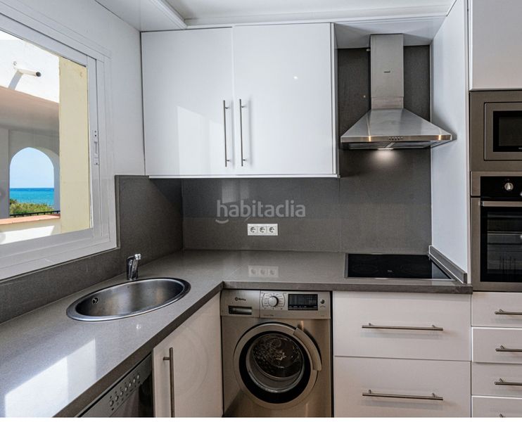 Foto f248aa85-f6e6-4556-ac77-9eebbe7e0581. Pis amb xemeneia aparcament piscina a El Velerín Estepona