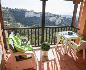 Piso en Calahonda. Stunning apartment in a gated complex in upper calahonda