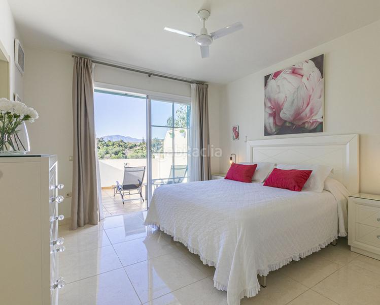 Foto 0a278a8e-fe9c-4f22-9f7b-56de63589d79. Piso magnificent townhouse in a luxury urbanization next to the real club de golf de guadalmina en Marbella