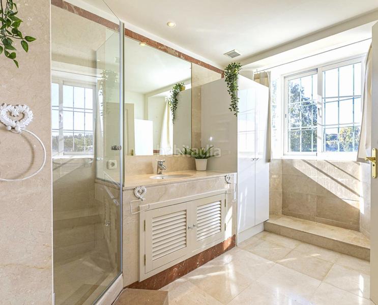 Foto 1bbd86d8-73ba-461c-ad2a-82ba073d193d. Piso magnificent townhouse in a luxury urbanization next to the real club de golf de guadalmina en Marbella