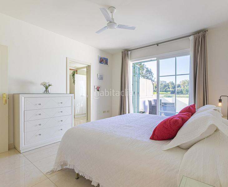 Foto bf9ec203-7cd7-4e44-8fe2-4c66c01672f6. Piso magnificent townhouse in a luxury urbanization next to the real club de golf de guadalmina en Marbella