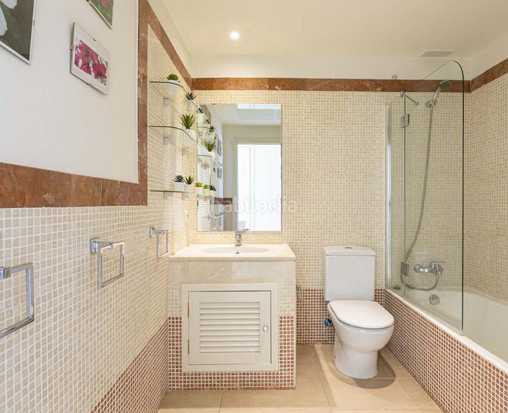 Foto f35728b2-0936-47aa-a89d-15c7dba81359. Piso magnificent townhouse in a luxury urbanization next to the real club de golf de guadalmina en Marbella