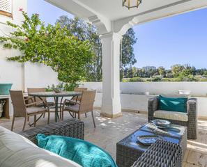 Piso en Guadalmina Alta. Magnificent townhouse in a luxury urbanization next to the real