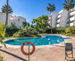 Piso en Guadalmina Baja. This stunning and spacious duplex penthouse in the prestigious a