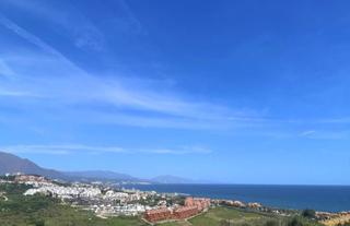 Appartement à El Castillo. Excellent opportunity. ground floor with two gardens and sea vie