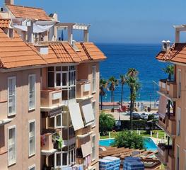 Piso en San Luis de Sabinillas. Beachside 2-bed penthouse with terrace and sea views