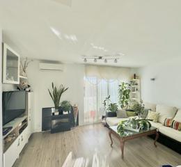 Piso en San Luis de Sabinillas. Cozy 3-bedroom apartment, a beachfront gem with views of the sea