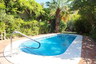 Casa  Leoni benabú. Chalet independiente en urb. pinares de san antón zona este mála