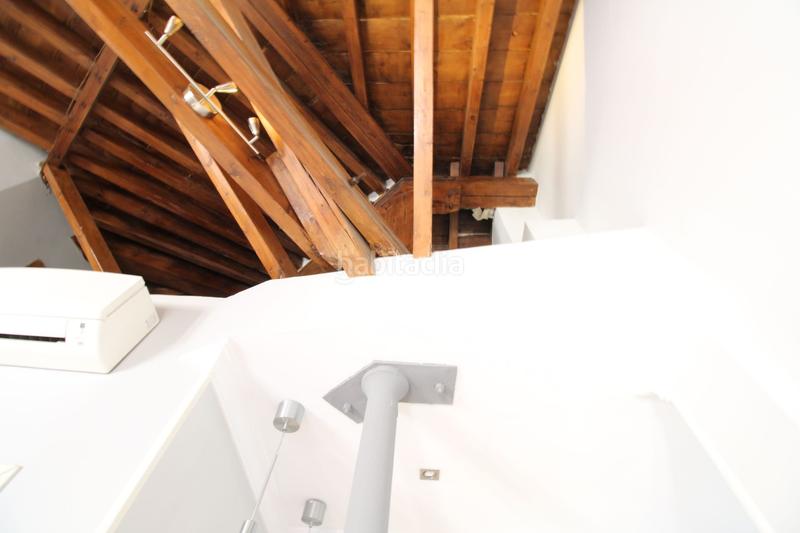 Foto 4946808d-9a25-4bcd-a5bc-5098383b3123. Alquiler piso vive en calle larios, edificio del siglo xix, techos 6 mtrs espectacular artesonado de madera. en Málaga