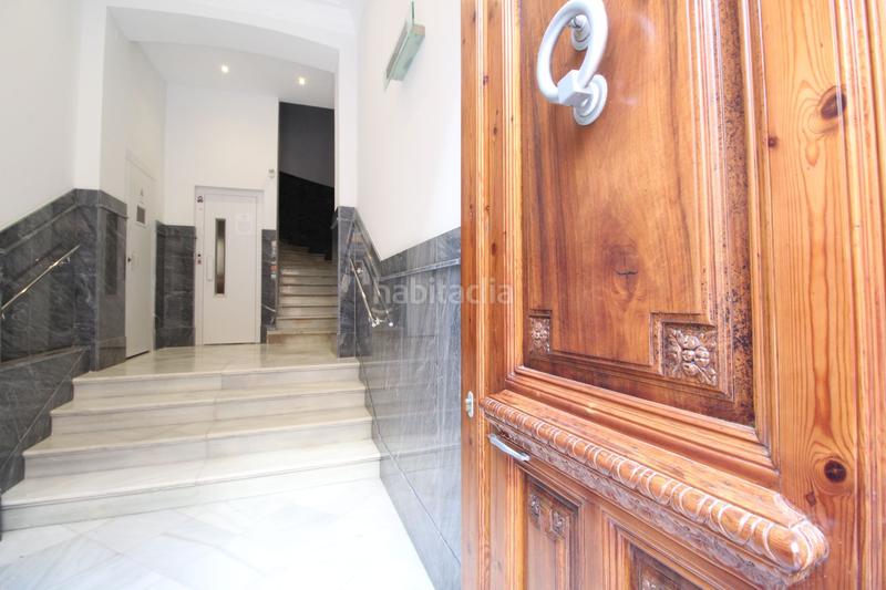 Foto 7fef276b-21a3-40ce-aa62-de2450f1ea4c. Alquiler piso vive en calle larios, edificio del siglo xix, techos 6 mtrs espectacular artesonado de madera. en Málaga