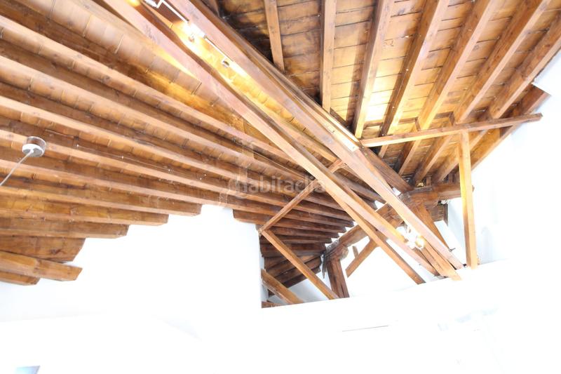 Foto 9fe3d29a-d981-4c80-8977-aa6ecfaa1968. Alquiler piso vive en calle larios, edificio del siglo xix, techos 6 mtrs espectacular artesonado de madera. en Málaga