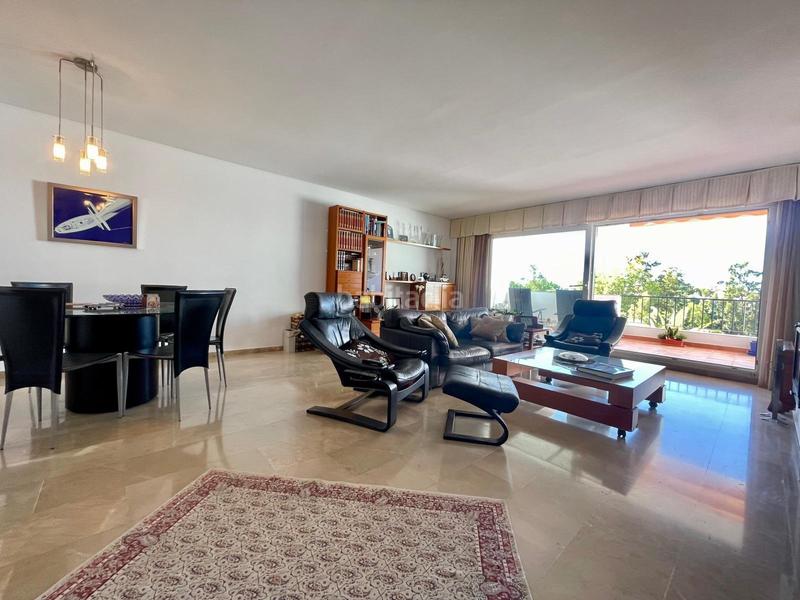 Foto 1b2df1c9-5d36-455b-b74c-f7a0425c59cd. Piso  amplisimo con vistas, en una urbanizacion de mucho prestigio en torrequebrada en Benalmádena