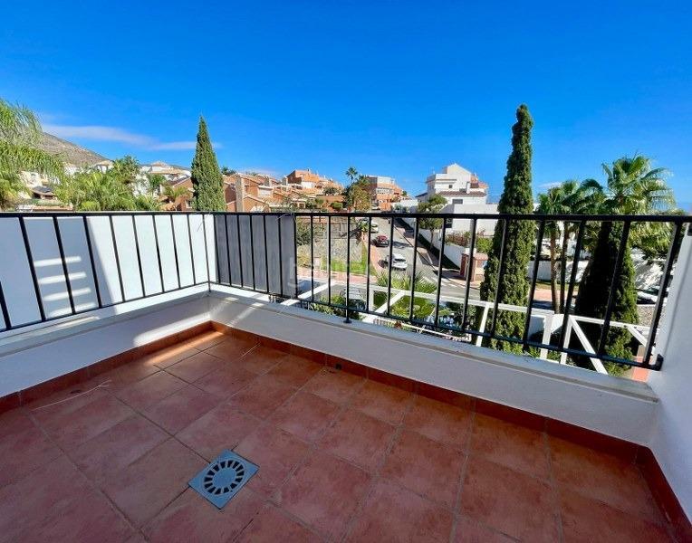 Foto 20cd6edb-b5a3-439c-8fe9-5fb3bdc1c74f. Piso  amplisimo con vistas, en una urbanizacion de mucho prestigio en torrequebrada en Benalmádena