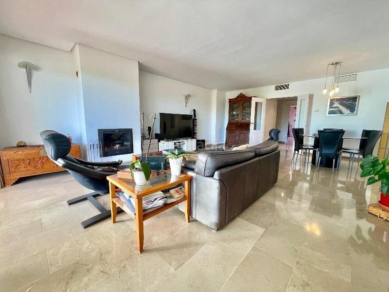 Foto 3fe5fb48-d267-4e99-81a8-2de90d5719c0. Piso  amplisimo con vistas, en una urbanizacion de mucho prestigio en torrequebrada en Benalmádena