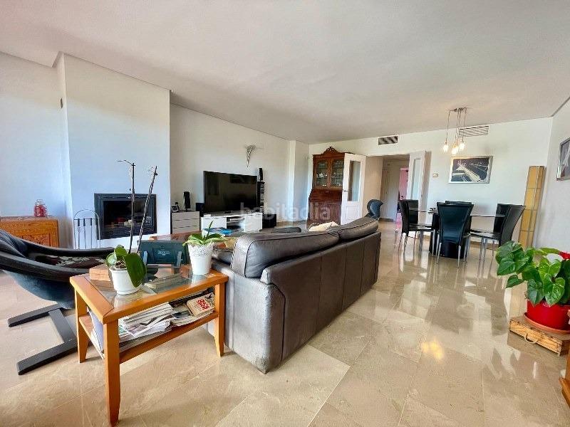 Foto 4a143b78-b4b2-4f89-859e-ddb0954a1e06. Piso  amplisimo con vistas, en una urbanizacion de mucho prestigio en torrequebrada en Benalmádena