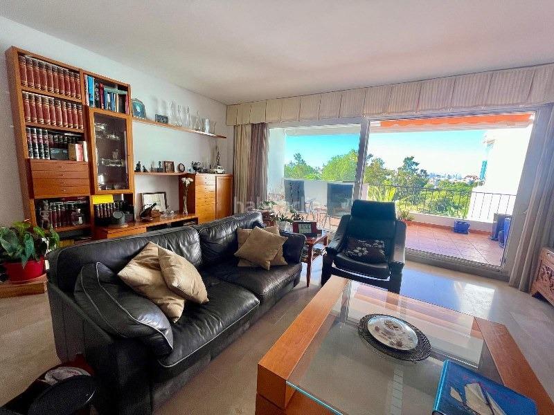 Foto 9f3835fd-6fdb-4196-9d0b-2fa9aff47f94. Piso  amplisimo con vistas, en una urbanizacion de mucho prestigio en torrequebrada en Benalmádena