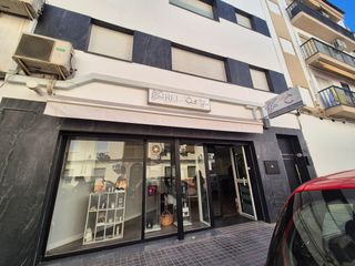 Traspàs Local Comercial  Calle compositor ramón medina. Oportunidad de traspaso: zona de estética en centro de belleza c