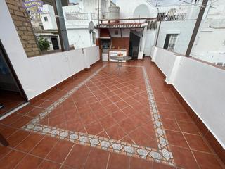 Casa en Arcos de la Frontera. Venta de casa en patio de vecino zona casco antiguo