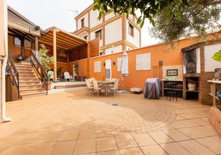 Casa aparellada a Jun. Espectacular pareado reformado top con jardín de ensueño en la e