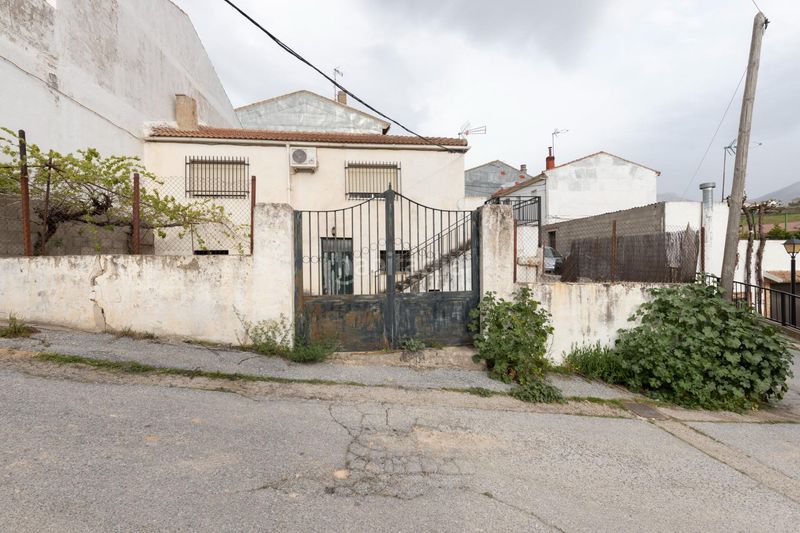 Foto 5610fa67-7a3f-47c3-a318-ce32726706f8. Casa amb calefacció aparcament a Iznalloz