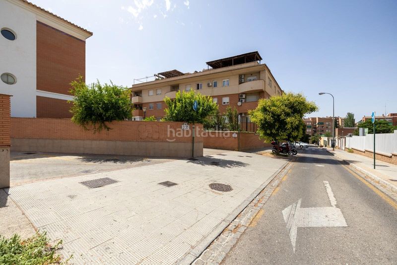 Foto f1f8b8ff-2e18-4f02-a884-9a05a0cba323. Casa amplia casa adosada de 241 m2 con 4 dormitorios, garaje, sótano, patio y terrazas en Granada