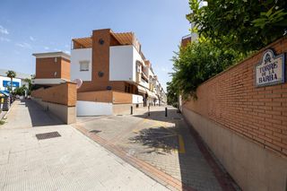 Casa en Cervantes. Espectacular casa adosada de 241 m2 con 4 dormitorios, garaje, s
