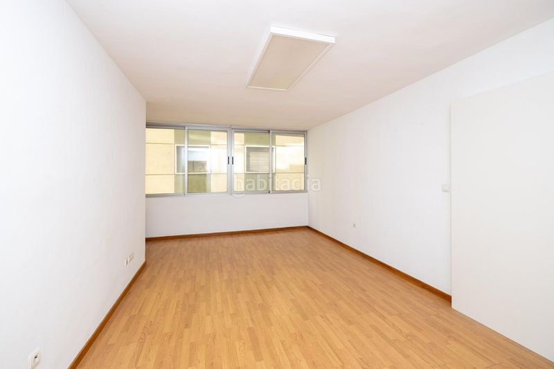 Foto 724a6e56-1e13-4a66-9871-c5b46db21b5c. Piso gran piso en Camino de Ronda junto a calle recogidas con 212m2 construidos , 5 dorm, dos baños, edificio señorial en Granada