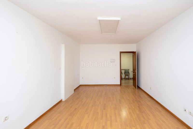 Foto ca9ba0d2-ad45-45cd-b03b-92a70cb45591. Piso gran piso en Camino de Ronda junto a calle recogidas con 212m2 construidos , 5 dorm, dos baños, edificio señorial en Granada