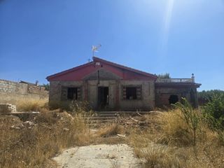 Chalet in Ogíjares. Gran parcela de aprox. 1.000 m2 con chalet para reformar en ogíj