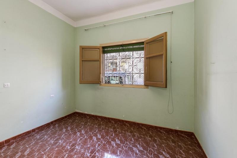 Foto a674b953-9aa5-4b1b-8f4c-31fcee3d9b2e. Casa gran oportunidad para invertir en el centro ! en Albolote