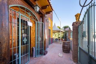 Edifici a Carretera de cacin 4. Edificio con gran negocio de restauración y vivienda junto a pol