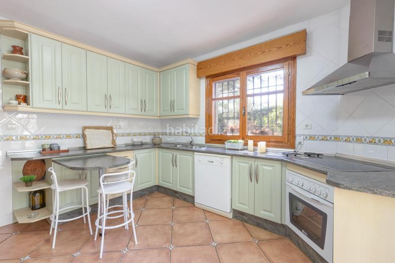Foto a2fa9e8a-2f43-49d9-b8a9-a57318ada4c2. Chalet magnifico chalet con amplios jardines y piscina en cortijo del aire! en Albolote
