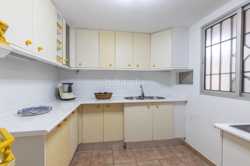 Foto e1348d7f-7138-4c6e-9c7a-ebf30677e8ba. Chalet magnifico chalet con amplios jardines y piscina en cortijo del aire! en Albolote