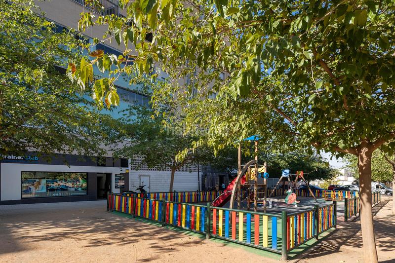 Foto 35493bb8-3a3d-41ff-ab9b-6f37cbef2690. Local comercial  en el Campus de la Salud en Granada