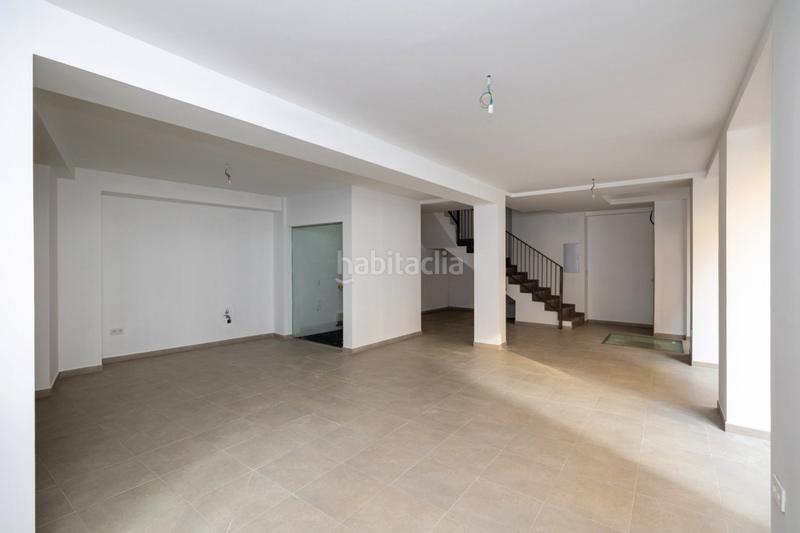 Foto 70ce8e4d-7385-4c34-b936-55a05819e928. Local comercial local en vertical alquilado a empresa ociohosteleria en Granada