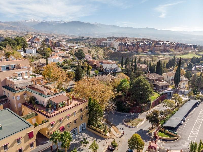 Foto 1e80ccc8-cab1-4d0e-a151-443d929c7b05. Chalet  independiente con la mejor parcela en la prestigiosa urbanización de el serrallo en Granada