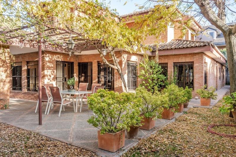Foto 76f89667-f905-46fb-a789-502510f30d15. Chalet  independiente con la mejor parcela en la prestigiosa urbanización de el serrallo en Granada