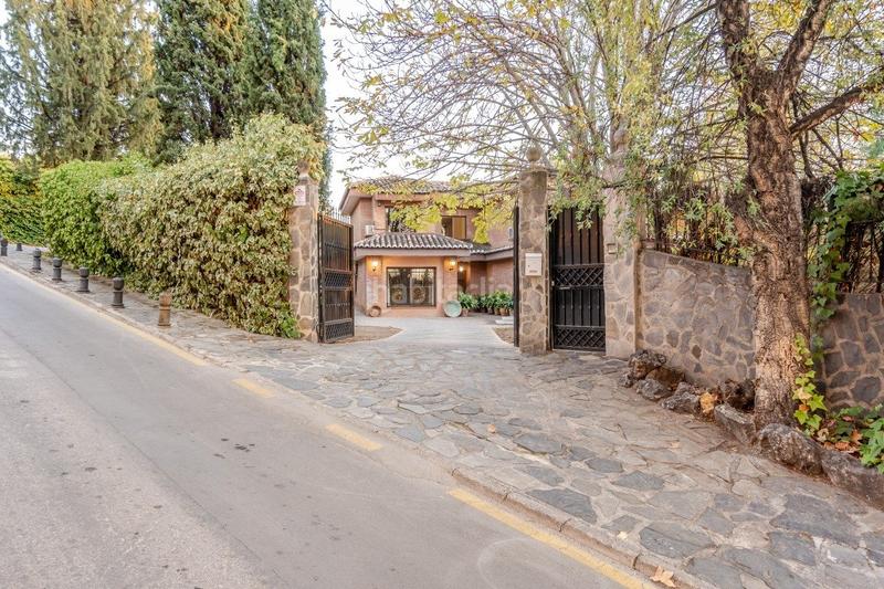 Foto dca38111-2fd0-4cb6-9e36-12ea545cdb39. Chalet  independiente con la mejor parcela en la prestigiosa urbanización de el serrallo en Granada