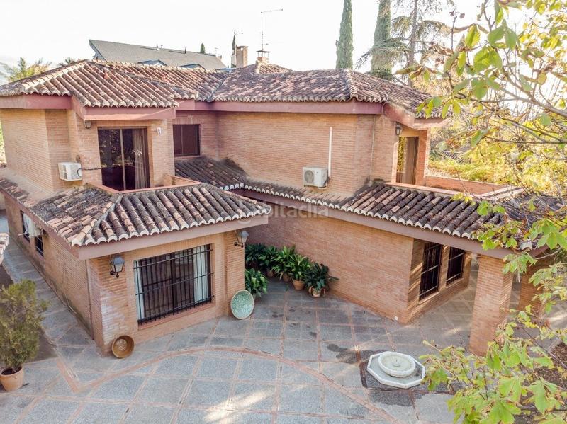 Foto f88ea12b-149f-490e-9ee9-db9dcc5d6d11. Chalet  independiente con la mejor parcela en la prestigiosa urbanización de el serrallo en Granada